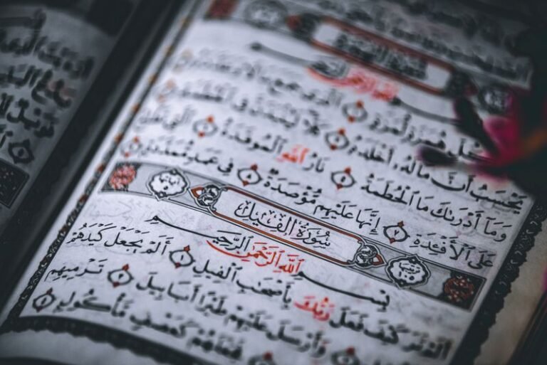 صفحة مفتوحة من القرآن الكريم