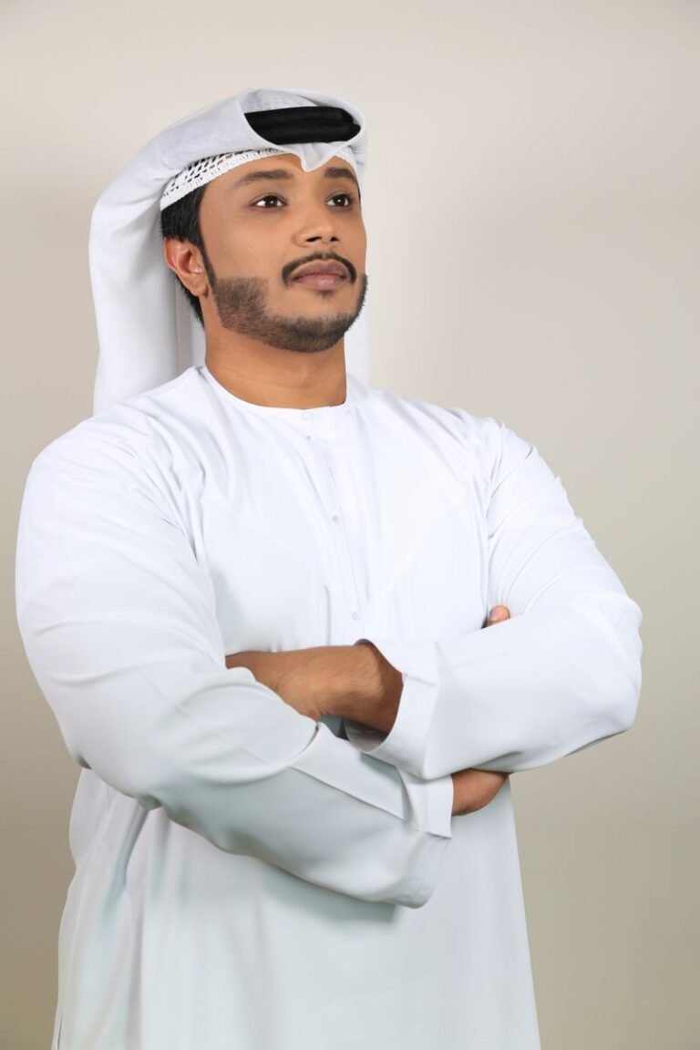 رجل يرتدي قميصًا تقليديًا